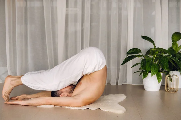 Een Man Met Een Kale Romp Doet Yoga Een Fitnessruimte — Stockfoto
