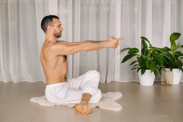 Man Bare Torso Does Yoga Fitness Room Concept Healthy Lifestyle — Stock Photo, Image