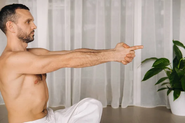 Hombre Con Torso Desnudo Hace Yoga Una Sala Fitness Concepto — Foto de Stock