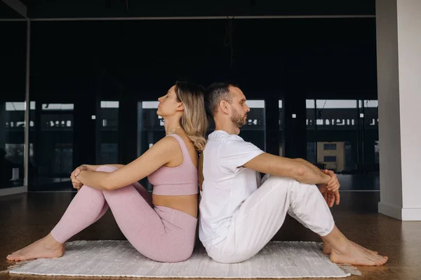 Eine Frau Und Ein Mann Betreiben Paarturnen Yoga Der Turnhalle — Stockfoto