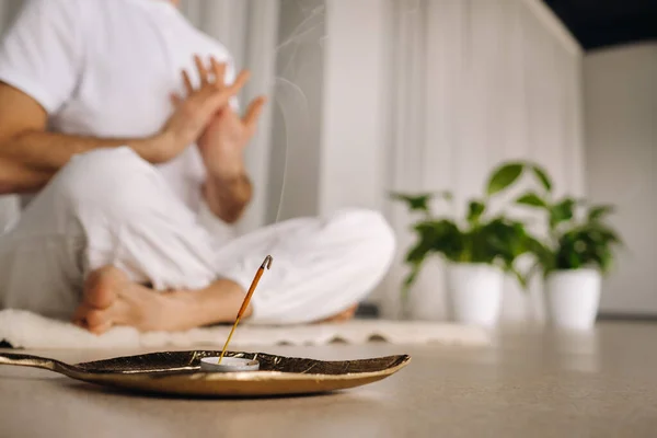 Primer Plano Hombre Ropa Deportiva Blanca Haciendo Yoga Una Sala — Foto de Stock