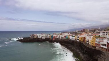 Tenerife adasındaki Puerto de la Cruz şehrinin en üst manzarası. Atlantik Okyanusu 'ndaki volkanik plajlar