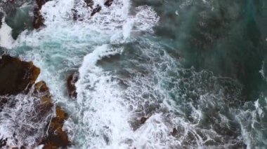 Atlantik Okyanusu 'nda siyah volkanik kumu olan vahşi Benijo plajı. Tenerife, İspanya