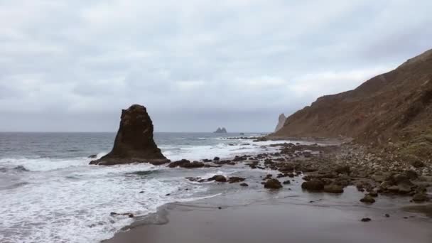 Plage sauvage de Benijo avec sable volcanique noir dans l'océan Atlantique. Tenerife, Espagne — Video