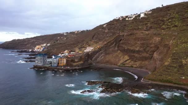 Plage sauvage de Benijo avec sable volcanique noir dans l'océan Atlantique. Tenerife, Espagne — Video