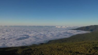 Teide Ulusal Parkı, Tenerife, Kanarya Adaları, İspanya 'daki bulutların tepesindeki manzara.
