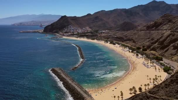 Ovanifrån av Las Teresitas stranden med gyllene sand på ön Teneriffa. Kanarieöarna. Spanien — Stockvideo