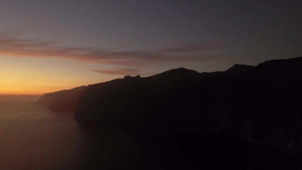 Puesta de sol en la isla de Tenerife, acantilados de Los Gigantes, Océano Atlántico.España — Vídeos de Stock