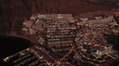 Tenerife Adası 'nda gün batımı, Los Gigantes uçurumları, Atlantik Okyanusu. İspanya