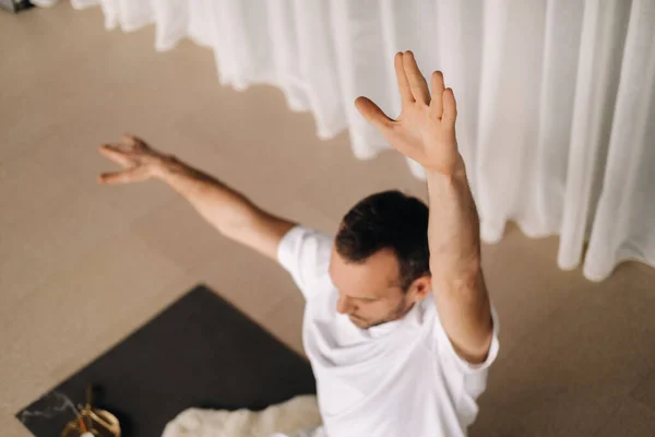 一名身穿白色运动服的男子正在健身房做瑜伽 健康生活方式的概念 — 图库照片