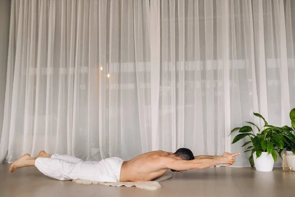 Hombre Con Torso Desnudo Hace Yoga Una Sala Fitness Concepto — Foto de Stock