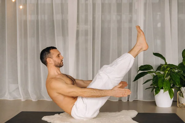 Ein Mann Mit Nacktem Oberkörper Macht Yoga Einem Fitnessraum Das Stockbild
