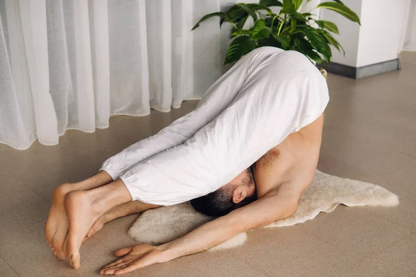 Ein Mann Mit Nacktem Oberkörper Macht Yoga Einem Fitnessraum Das Stockbild