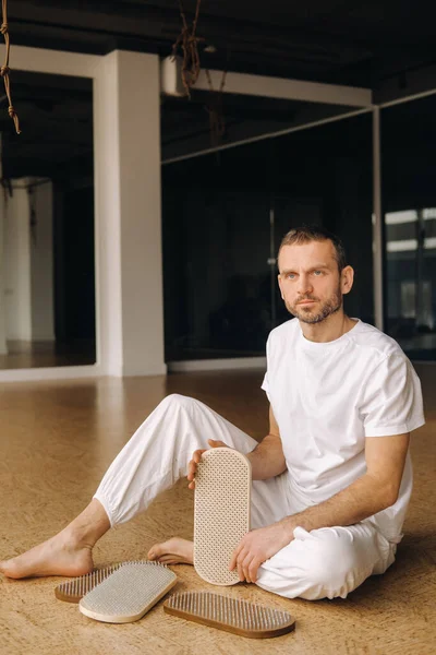 Ein Mann Hält Bretter Mit Nägeln Für Yoga Kurse Der lizenzfreie Stockbilder