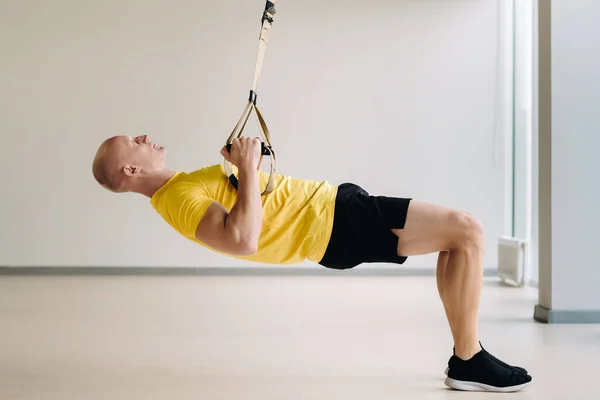 Ein Fokussierter Männlicher Athlet Bei Einer Übung Auf Funktionsschleifen Fitnessstudio Stockbild