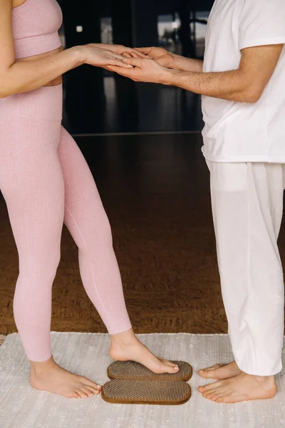 Ein Mann Und Eine Frau Machen Yoga Auf Brettern Mit lizenzfreie Stockbilder