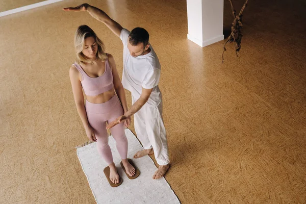 Ein Mann Und Eine Frau Machen Yoga Auf Brettern Mit Stockbild