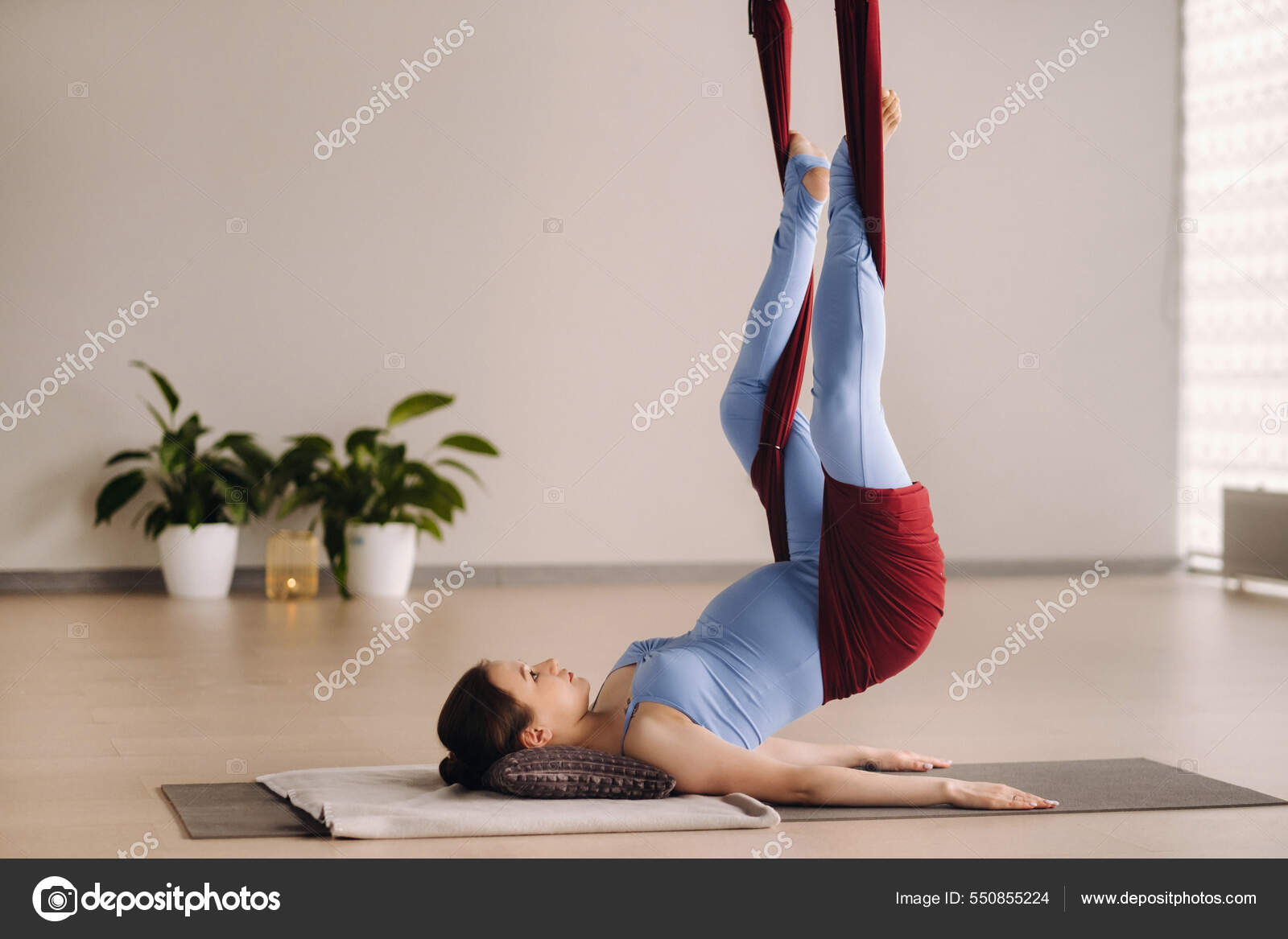 Zwanger Meisje Een Doet Yoga Een Sportschool Het ⬇ Stockfoto, rechtenvrije foto door Lobachad #550855224