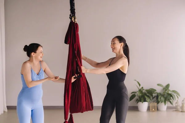 Schwangere Eine Frau Mit Trainer Macht Yoga Einer Hängematte Fitnessstudio Stockfoto