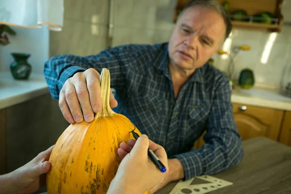 Haciendo Jack Lantern Casa Proceso Creación Una Plantilla Tema Jack —  Fotos de Stock