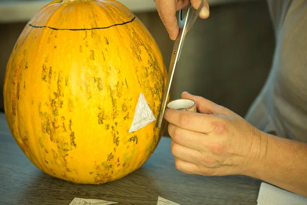 Making Jack Lantern Home Pumpkin Ready Slicing Man Woman Happy — Stock Photo, Image
