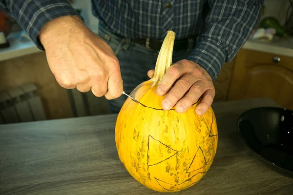 Halloween Jak Udělat Jacka Lanterna Doma Mužské Ruce Nožem Zbytky — Stock fotografie