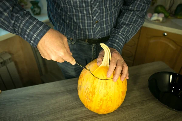 Halloween How Make Jack Lantern Home Male Hands Knife Leftovers — Stock Photo, Image
