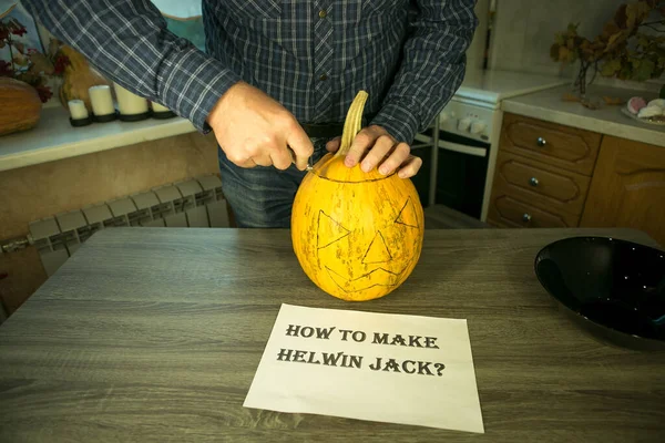 Halloween Comment Faire Jack Lantern Maison Mains Masculines Avec Couteau — Photo