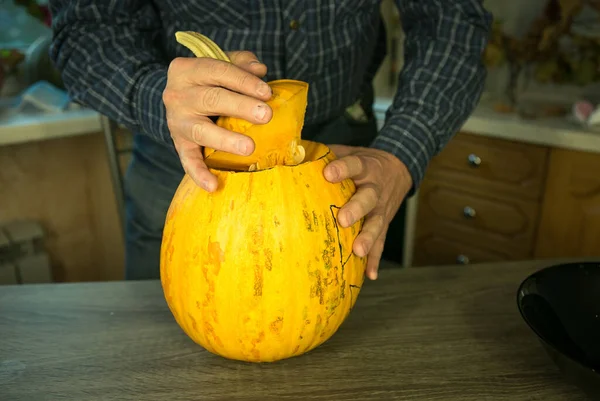 Halloween How Make Jack Lantern Home Male Hands Knife Leftovers — Stock Photo, Image