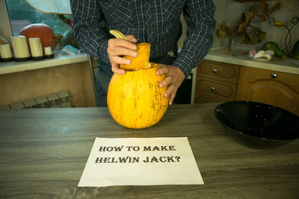Halloween Van Hogyan Készítsünk Jack Lantern Otthon Férfi Kezek Késsel — Stock Fotó