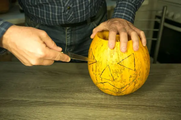 Halloween Jak Sprawić Jack Lantern Był Domu Męskie Ręce Nożem — Zdjęcie stockowe