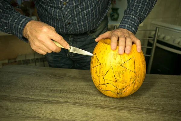 Halloween How Make Jack Lantern Home Male Hands Knife Leftovers — Stock Photo, Image