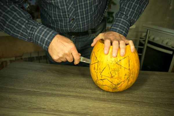 Halloween Jak Sprawić Jack Lantern Był Domu Męskie Ręce Nożem — Zdjęcie stockowe