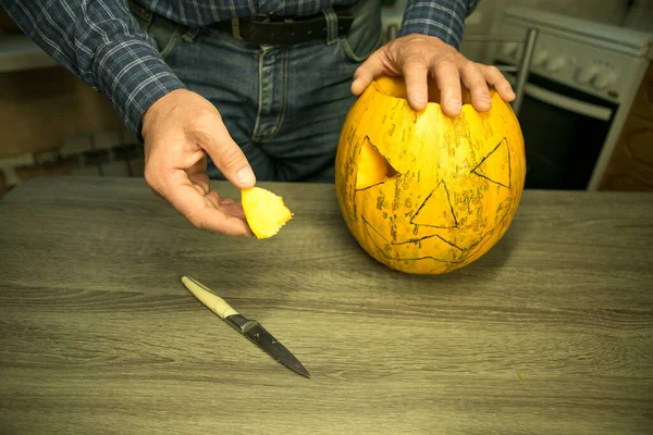 Halloween How Make Jack Lantern Home Male Hands Knife Leftovers — Stock Photo, Image