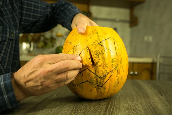 Halloween Jak Udělat Jacka Lanterna Doma Mužské Ruce Nožem Zbytky — Stock fotografie