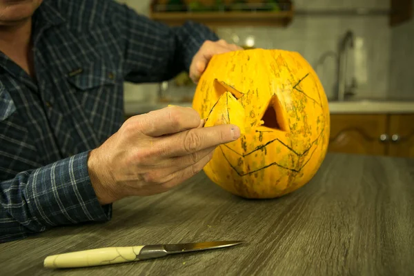 Halloween Cómo Hacer Jack Lantern Casa Manos Masculinas Con Cuchillo —  Fotos de Stock