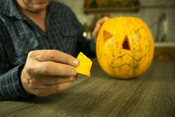 Halloween Cómo Hacer Jack Lantern Casa Manos Masculinas Con Cuchillo —  Fotos de Stock