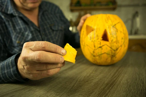 Halloween How Make Jack Lantern Home Male Hands Knife Leftovers — Stock Photo, Image