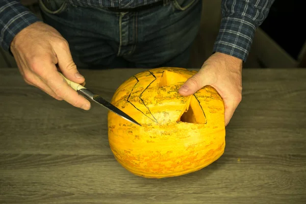 Halloween Jak Sprawić Jack Lantern Był Domu Męskie Ręce Nożem — Zdjęcie stockowe