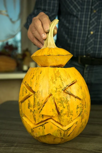 Cómo Hacer Jack Lantern Casa Manos Masculinas Con Cuchillo Sobras —  Fotos de Stock