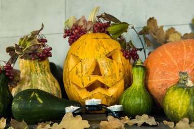 Cadılar Bayramı. Ahşap bir masada Cadılar Bayramı sembolü.
