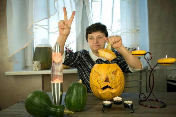 Haciendo Jack Lantern Casa Calabaza Está Lista Una Mujer Está — Foto de Stock