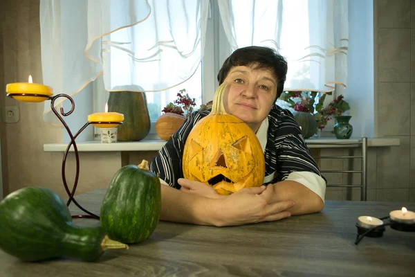 Sprawia Jack Lantern Jest Domu Dynia Jest Gotowa Kobieta Jest — Zdjęcie stockowe