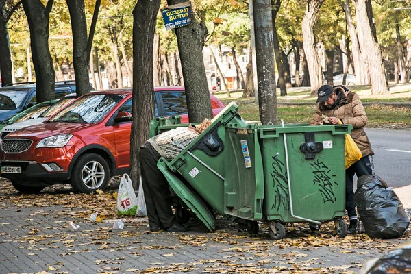 Днепропетровск Украина Октября 2021 Года Бездомные Ищут Еду Мусорном Контейнере — стоковое фото