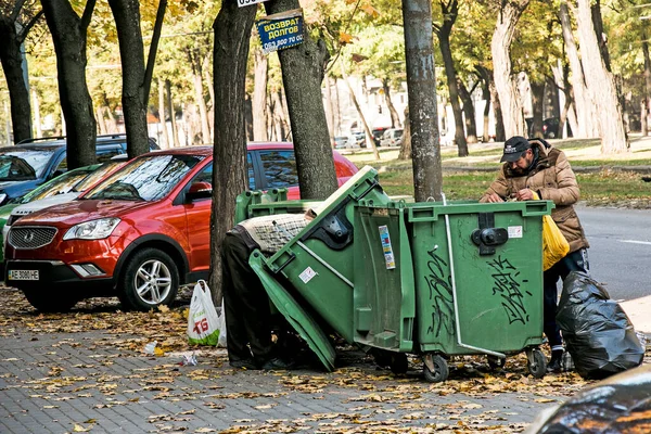 Dnepropetrovsk Ucrania Octubre 2021 Las Personas Sin Hogar Están Buscando — Foto de Stock