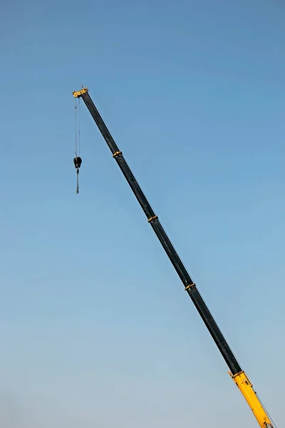 Boom Una Grúa Sobre Fondo Cielo Azul Concepto Construcción —  Fotos de Stock