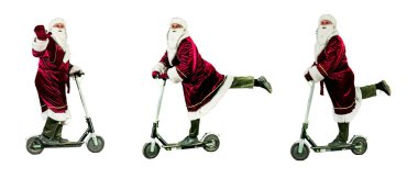 Noel şapkalı ve kırmızı kostümlü neşeli Noel Baba scooter sürüyor. Beyaz arka planda üç izolasyon. Mutlu yıllar 2022. Mutlu noelleri kutluyoruz. Kavram.