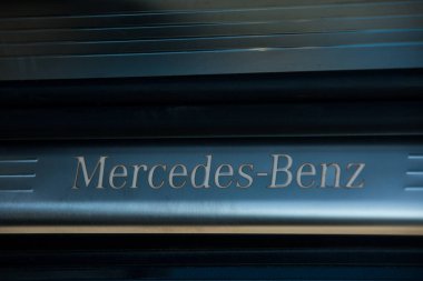 Dnepropetrovsk, Ukrayna - 08.24.2021: Üstü açılabilir Mercedes Benz SL550. İç detaylar. Kapı süslemesi.