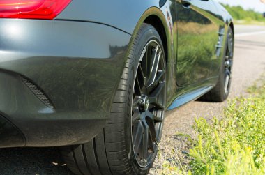 Dnepropetrovsk, Ukrayna - 08.24.2021: Üstü açılabilir Mercedes Benz SL550 yolda. Tekerlek tipi.