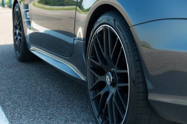 Dnepropetrovsk, Ukrayna - 08.24.2021: Üstü açılabilir Mercedes Benz SL550 yolda. Tekerlek tipi.